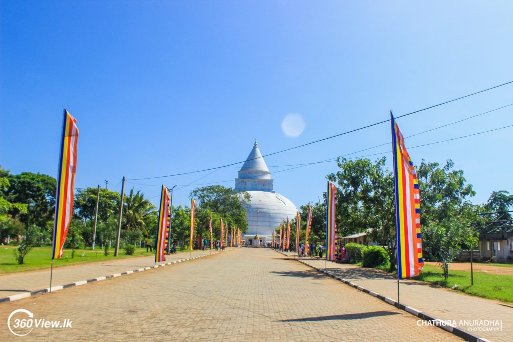 Large Dagoba at Tissamaharama Viharaya 
